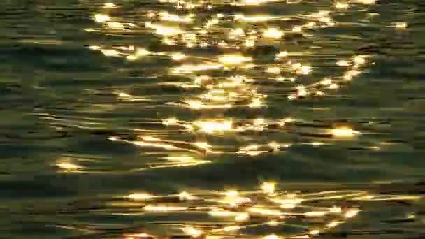 Zonlicht reflectie op zeewater — Stockvideo