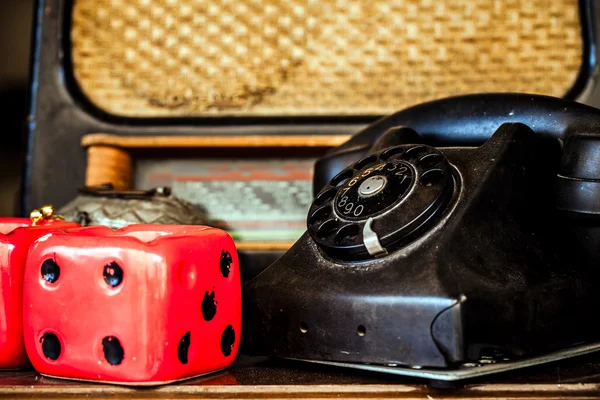 Vintage telefon a kostky — Stock fotografie