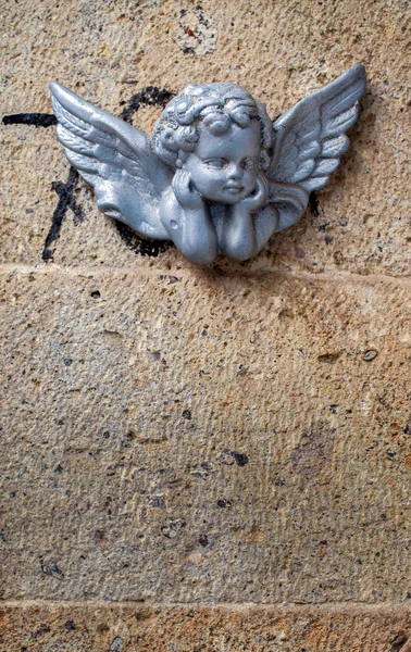 Angyal szobor a fal — Stock Fotó