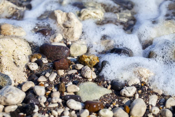 Камни и морская вода — стоковое фото