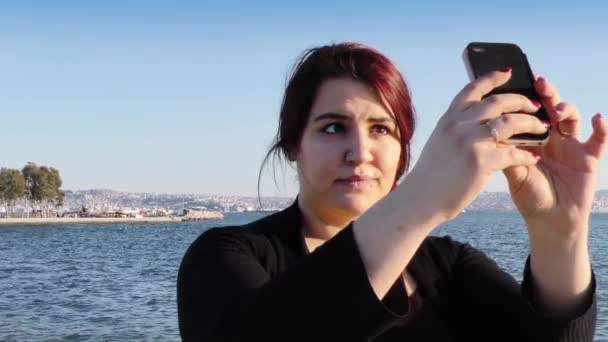 Jeune fille a pris Selfie près de la mer — Video