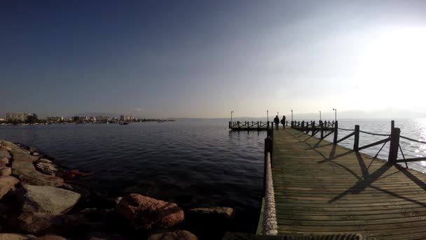 El muelle y la silueta de la gente — Vídeo de stock