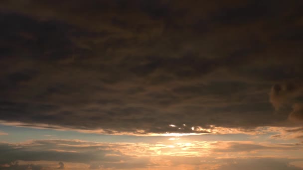 Закат и темные облака — стоковое видео