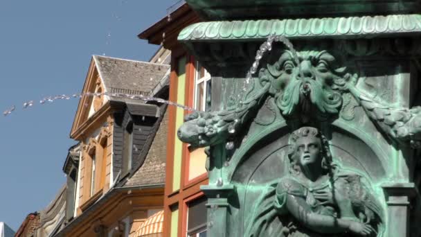 Fontein en oud standbeeld in Frankfurt — Stockvideo