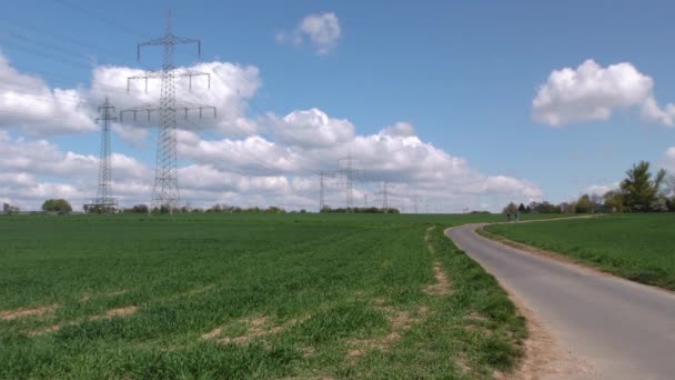 Montar en bicicleta en el campo — Vídeo de stock