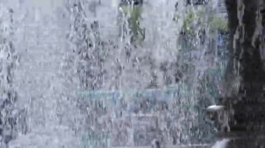 Şelale çeşme arkasında şehir yaşam tarzı