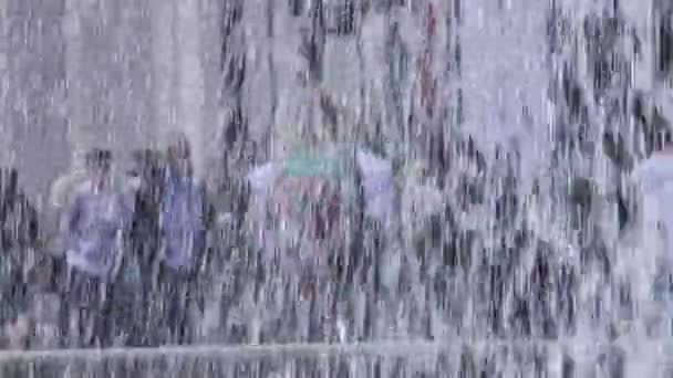 Stad levensstijl achter waterval fontein — Stockvideo