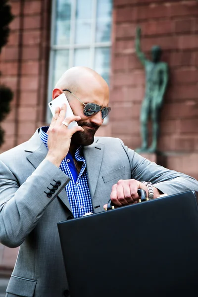 Hombre de negocios hablando con el teléfono celular —  Fotos de Stock