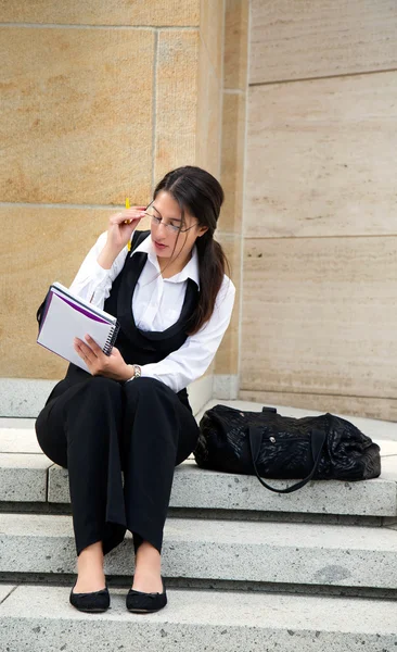 Mujer de negocios Escribir y sentarse en las escaleras —  Fotos de Stock