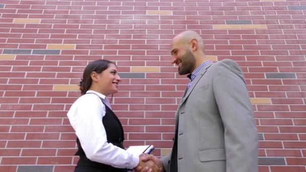 Üzleti férfi és a nő csapatmunka beszél koncepció — Stock videók