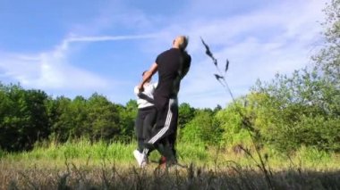 genç bir çift doğa