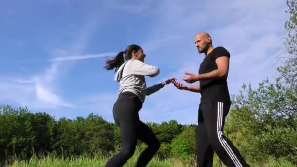 Pareja joven en la naturaleza — Vídeo de stock