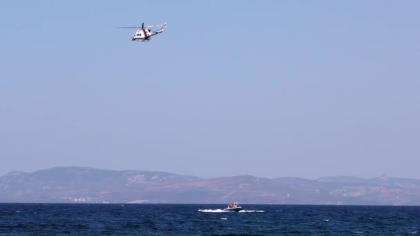 Hubschrauber und Boot im Meer — Stockvideo