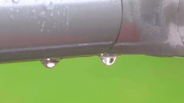 Gotas de chuva na tubulação — Vídeo de Stock