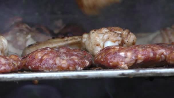 肉丸子和鸡肉烧烤 — 图库视频影像