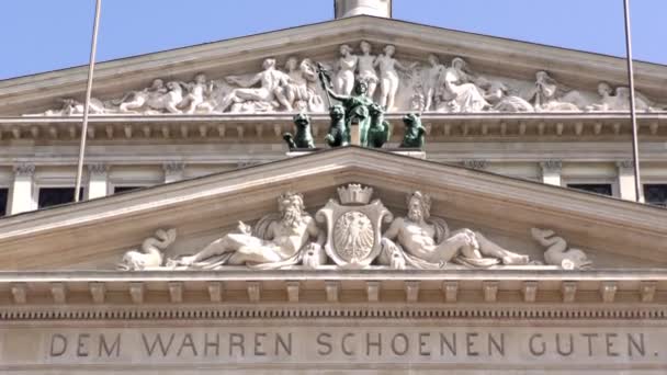 フランクフルトの歴史的な古代オペラ建物にアルテ オペラ — ストック動画