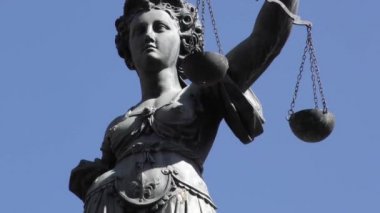 Adalet heykeli Frankfurt Almanya