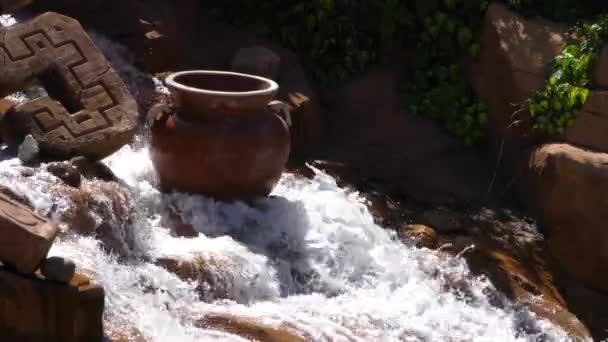 Wasserfall in Bach und Topf — Stockvideo