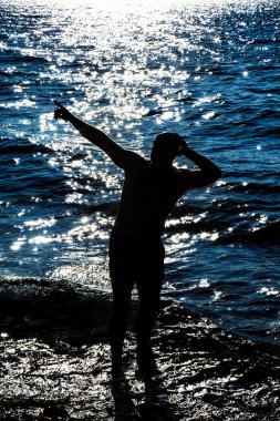 Adam siluet deniz yakamoz üzerinde