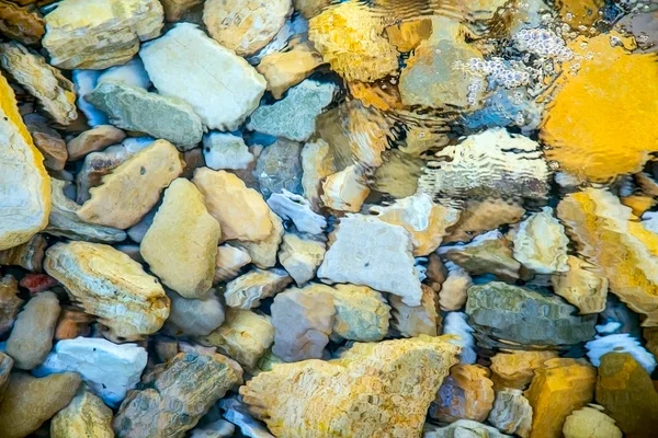 Rotsachtige stenen in onderwater — Stockfoto