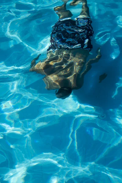 Прыжки в воду в бассейне — стоковое фото