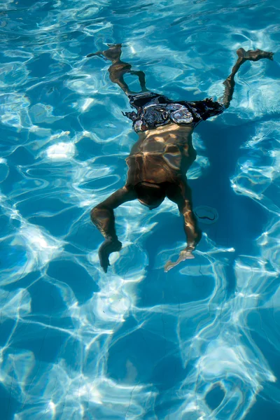 Muž odraz potápění v bazénu pod vodou — Stock fotografie