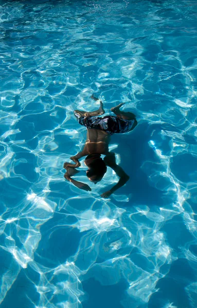 Mann taucht in Schwimmbad unter Wasser — Stockfoto