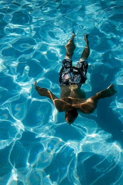 Man reflectie onderwater duiken in zwembad — Stockfoto