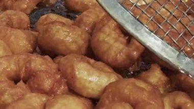 Geleneksel Türk Donutu Lezzetli Sokak Tatlısı Lokma Petrolde Kaynadı 