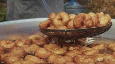 Geleneksel Türk Donutu Lezzetli Sokak Tatlısı Lokma Petrolde Kaynadı 