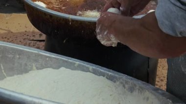 Geleneksel Türk Donutu Lezzetli Sokak Tatlısı Lokma Petrolde Kaynadı 