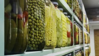 Turşu dükkanında kavanozdaki turşular