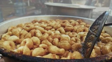 Geleneksel Türk Donutu Lezzetli Sokak Tatlısı Lokma Petrolde Kaynadı 
