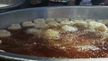 Geleneksel Türk Donutu Lezzetli Sokak Tatlısı Lokma Petrolde Kaynadı 