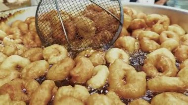 Geleneksel Türk Donutu Lezzetli Sokak Tatlısı Lokma Petrolde Kaynadı 