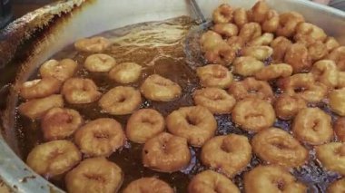 Geleneksel Türk Donutu Lezzetli Sokak Tatlısı Lokma Petrolde Kaynadı 