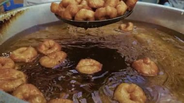 Geleneksel Türk Donutu Lezzetli Sokak Tatlısı Lokma Petrolde Kaynadı 