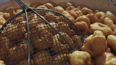 Geleneksel Türk Donutu Lezzetli Sokak Tatlısı Lokma Petrolde Kaynadı 