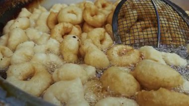 Geleneksel Türk Donutu Lezzetli Sokak Tatlısı Lokma Petrolde Kaynadı 