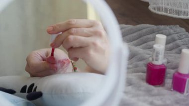 Tırnaklarına oje süren güzel bir kadın. 