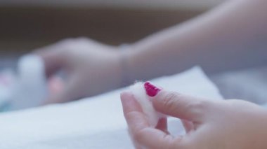 Tırnaklarına oje süren güzel bir kadın. 