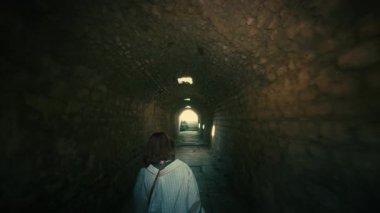 Genç Kadın Pergamon 'daki Asclepieion Tünelinde Yürüyor