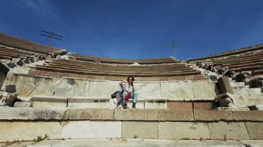 Antik Roma Hastanesi Asclepieion of Pergamon 'da Cep Telefonu Konuşan Arkeoloji Öğrencisi 