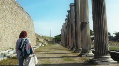 Antik Roma Hastanesi 'nde Yürüyen Arkeoloji Öğrencisi Pergamon Asclepieion