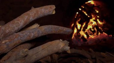 Yanan Ahşap Ateşi Çömlek Yapımı İçin Hazırlandı