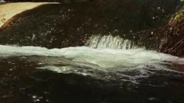 Green Nature 'daki Creek Wiew' daki ilahi şelale.