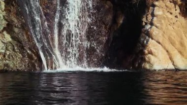 Green Nature 'daki Creek Wiew' daki ilahi şelale.