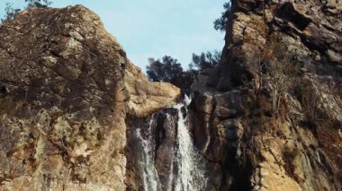 Green Nature 'daki Creek Wiew' daki ilahi şelale.