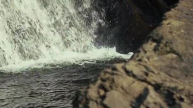 Green Nature 'daki Creek Wiew' daki ilahi şelale.