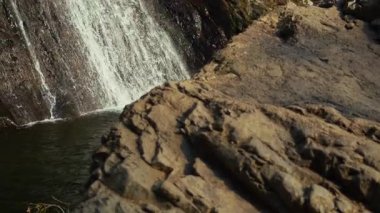 Green Nature 'daki Creek Wiew' daki ilahi şelale.